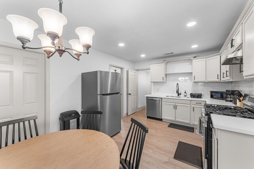 Building Photo - 4222 Sherwood Dr