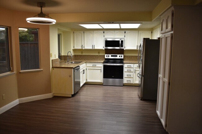 Building Photo - 924 Christy Ct