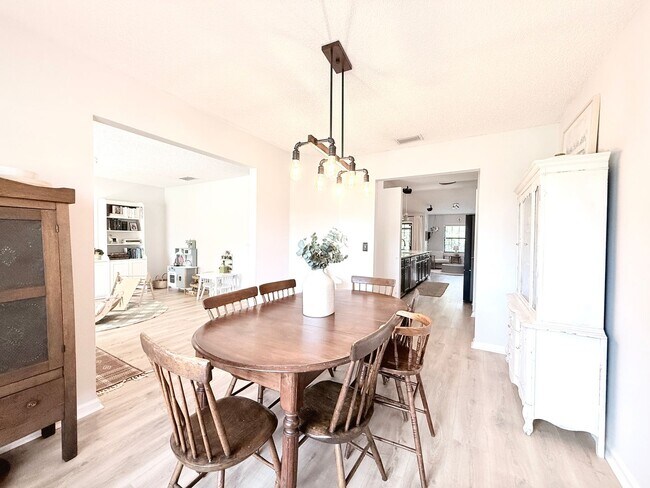 Building Photo - Stylish 4BR Home Minutes from Everything