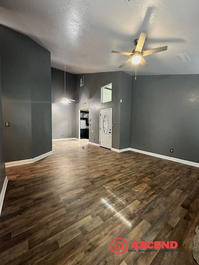 Building Photo - Charming Condo Located in HOA!