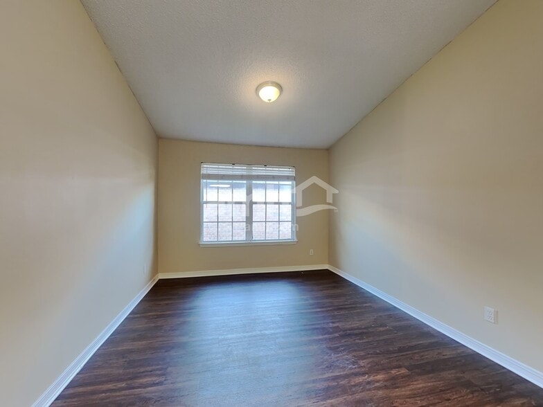 Building Photo - 6265 Ironside Dr N