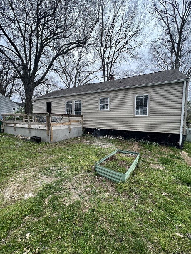 Building Photo - 907 Idlewild Dr