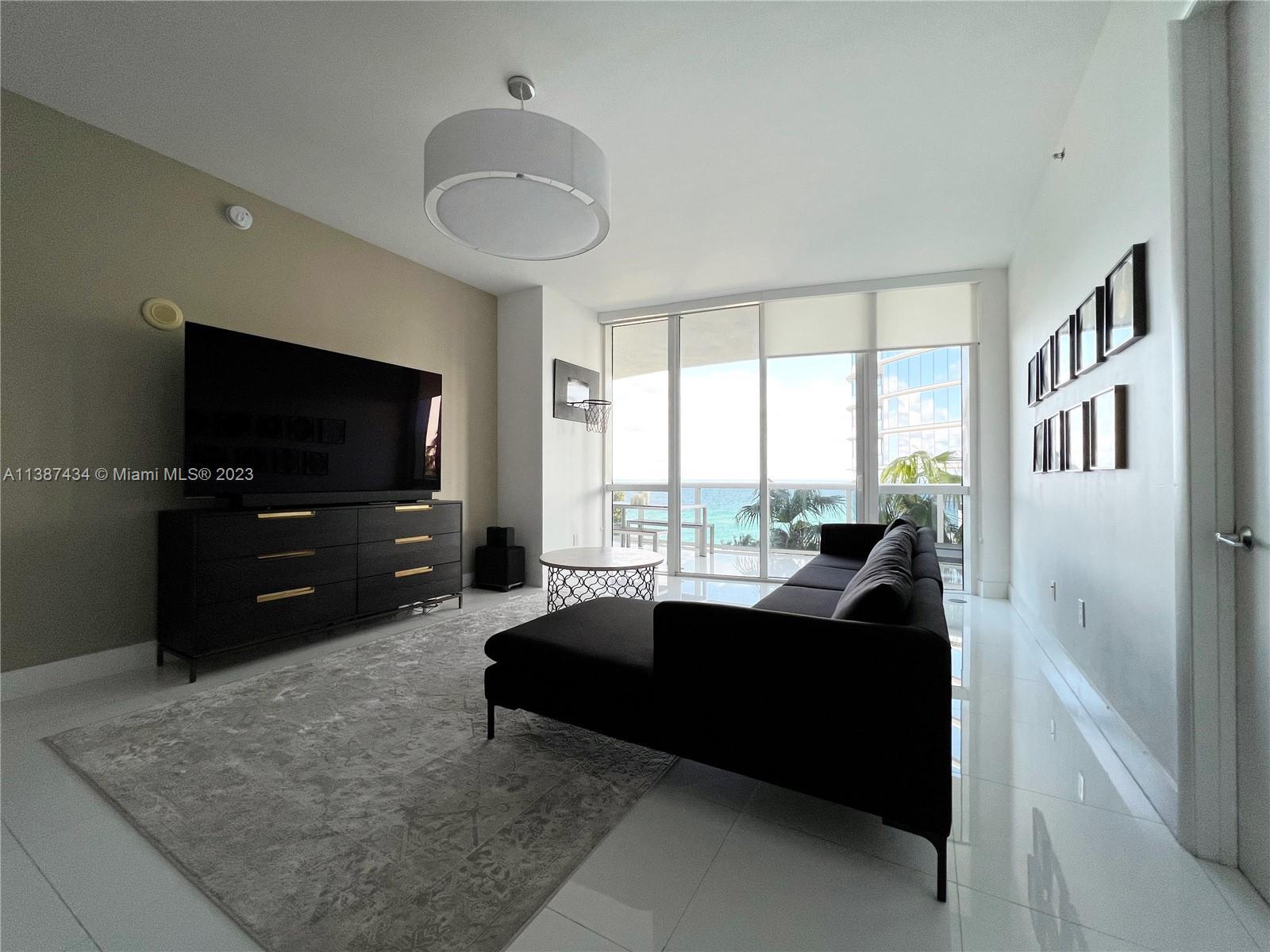 Building Photo - 15811 Collins Ave
