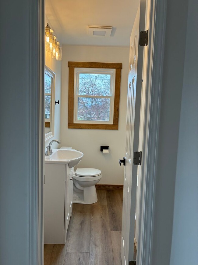 Building Photo - Fully Renovated 3 Bed 1 Bathroom Home with Open Floor Plan