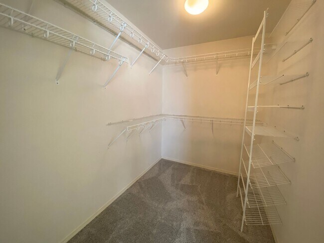 Building Photo - Spacious 4 bedroom 2.5 traditional house
