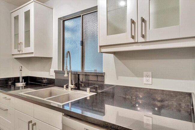 Building Photo - Hidden Gem at Saratoga Creekside – End Uni...