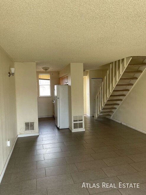 Building Photo - 975 Sir Galahad Dr