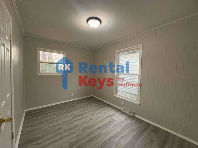 Building Photo - Three Bedroom Duplex