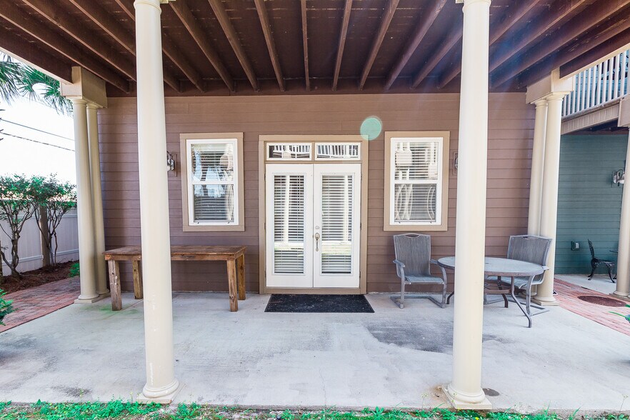 Building Photo - 6226 Thomas Dr