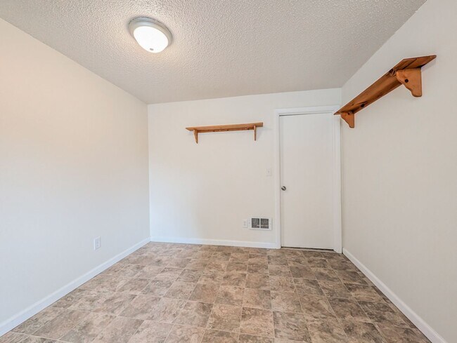 Building Photo - 15901 Manor Way