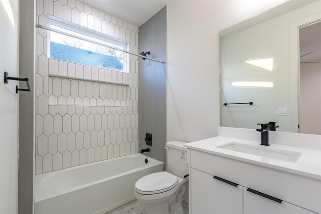 Building Photo - 2008 Canterbury St