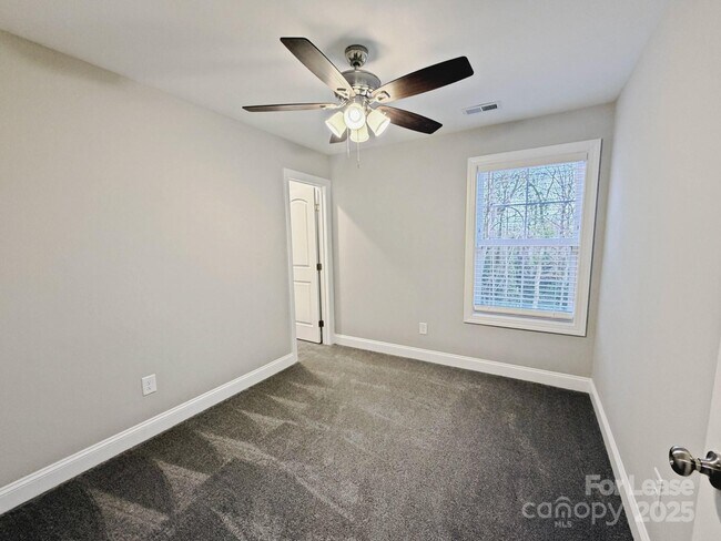 Building Photo - 921 Pineridge St SE