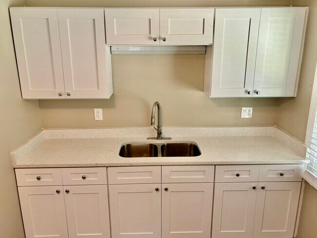 Building Photo - WELCOME TO THIS NEWLY RENOVATED 3-BEDROOM DUPLEX UNIT IN A STELLAR LOCATION!