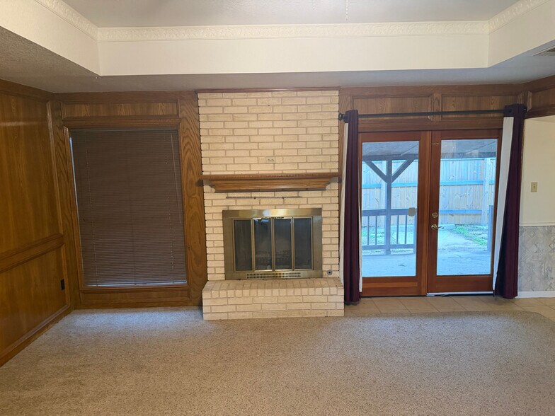 Building Photo - Room in House on Magic Hill Dr
