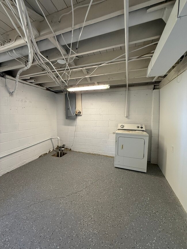 Building Photo - 205 Mardale Dr