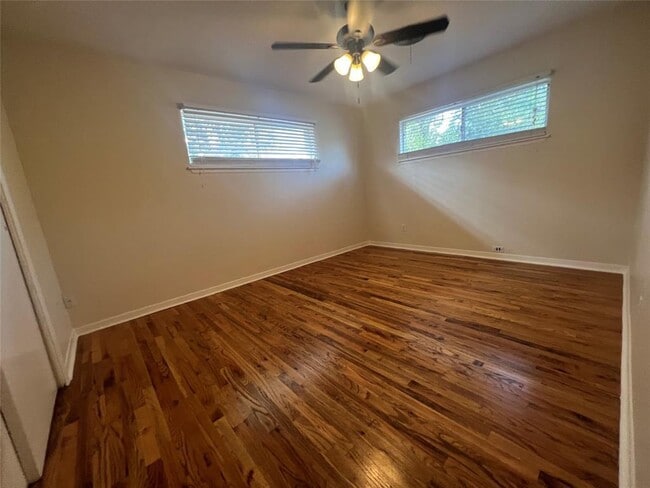Building Photo - 907 Possum Trot St