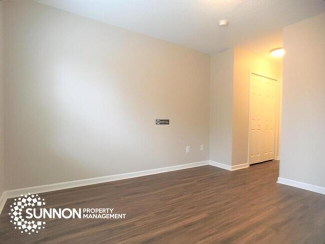 Building Photo - Beautiful End Unit Townhome in Mallard Creek!
