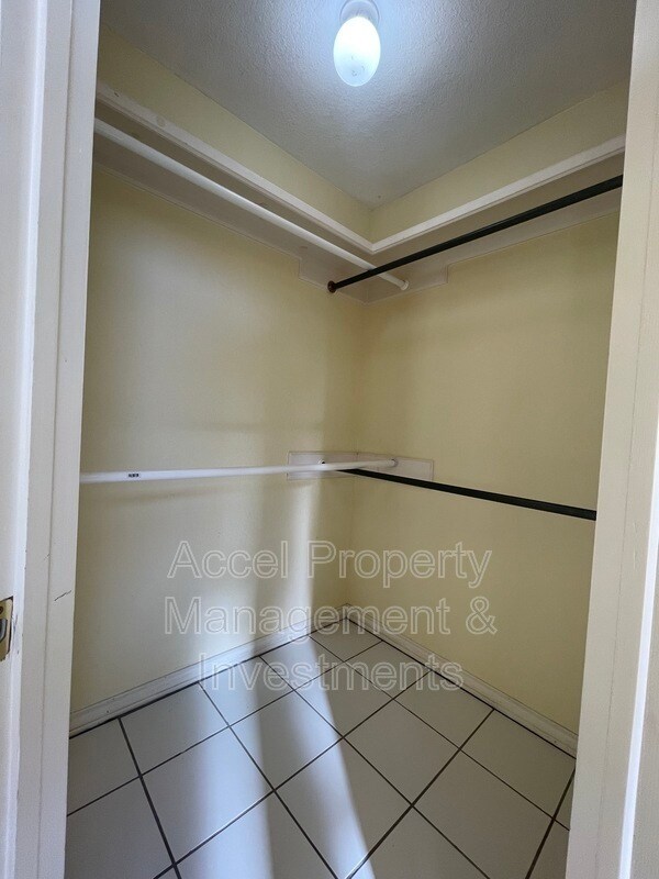 Building Photo - 512 Xanthisma Ave