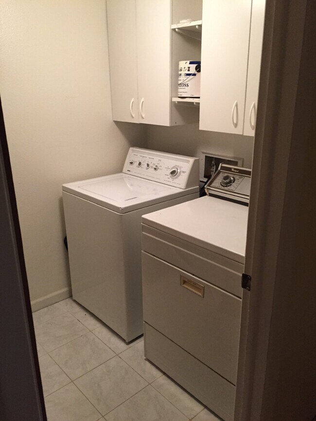 Building Photo - "Charming 1-Bedroom Condo with Cozy Fireplace in Aurora's Apple Tree East Community!"