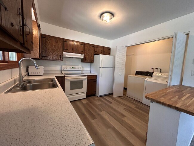 Building Photo - Ute Pass Ave (10215)