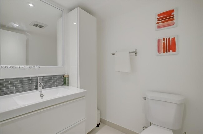 Building Photo - 3375 N Country Club Dr