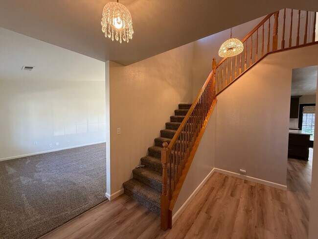 Building Photo - Nicely updated 4-bedroom in Oakdale!
