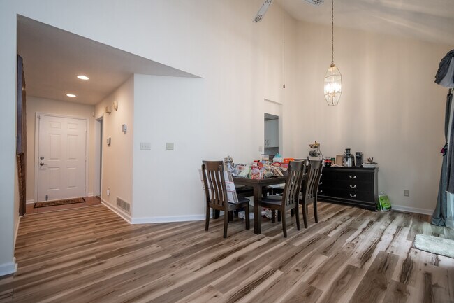 Building Photo - 115 Winterberry Dr