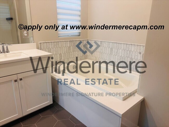 Building Photo - Modern Living in the heart of McKinley Village!