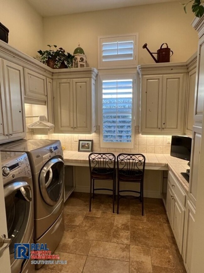 Building Photo - Fully Furnished Home