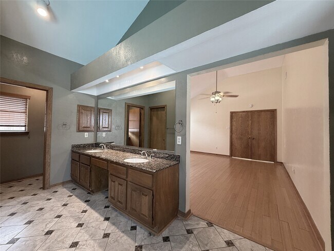 Building Photo - 13103 Waldemere Dr