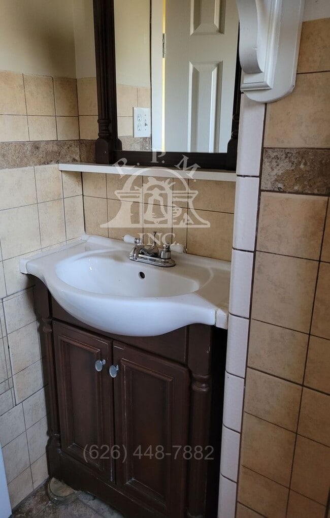 Building Photo - 3 Bedroom House With Plenty of Parking and Large Yard in Los Angeles, CA.