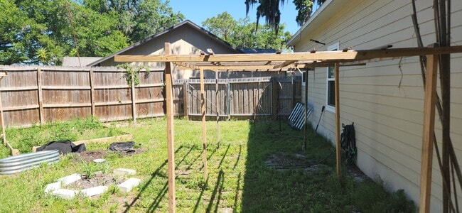 Building Photo - 6107 W 1st Manor