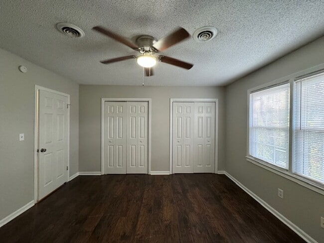 Building Photo - Great Location ! This 2 bedrooms, 1.5 bath townhome is conveniently located in Greer close to sho...