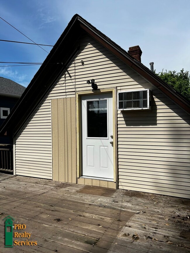 Building Photo - 423 NE Taylor St