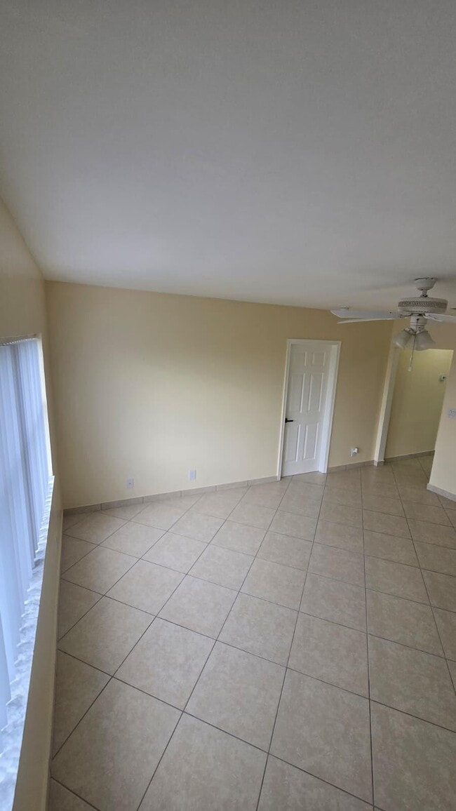 Building Photo - 105 S Riverside Dr