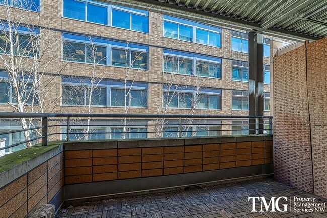 Building Photo - 2 Bed 2 Bath Downtown 3rd Floor Condo Wate...