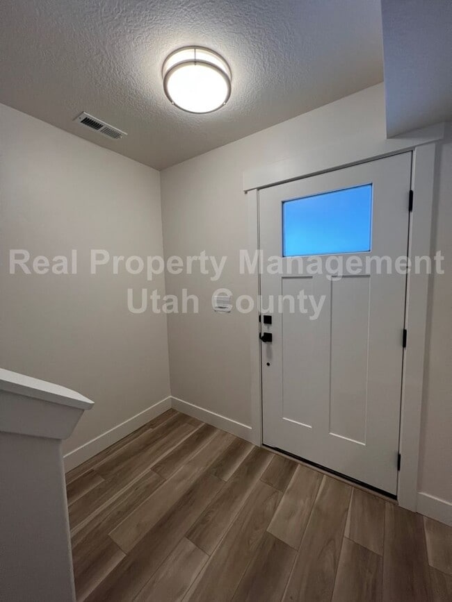 Building Photo - Newer American Fork Townhouse
