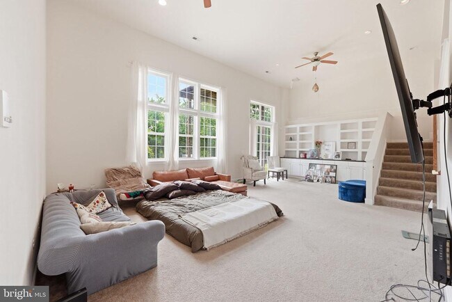 Building Photo - 6526 Wayside Pl