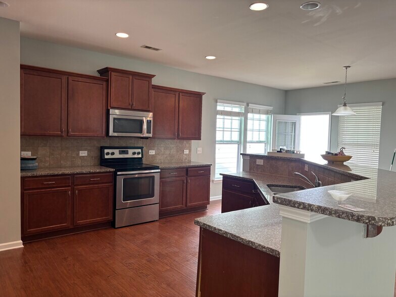 Building Photo - 10519 Royal Winchester Dr