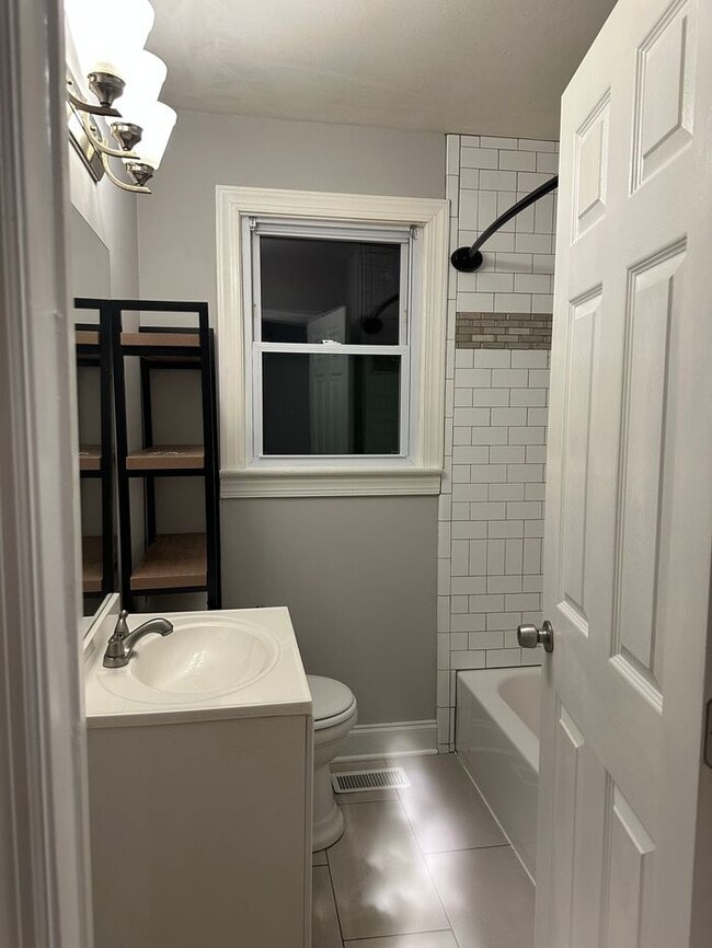 Building Photo - 2ND MONTH FREE RENT! 3-bedroom, 1-bath home