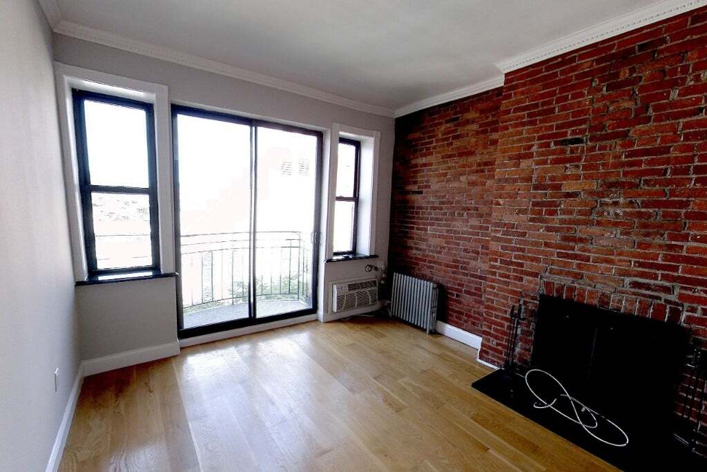Building Photo - 102 E 7th St