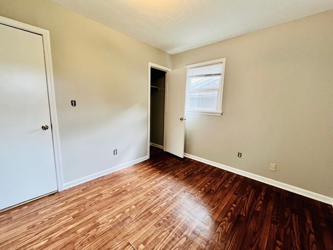 Building Photo - **COMING SOON** Updated 3BR Ranch in Shively Section 8 Accepted