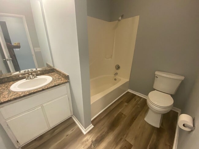 Building Photo - Centrally Located Duplex Unit w/Easy Acces...