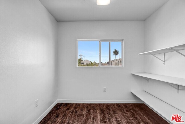 Building Photo - 5319 1/2 Normandie Ave