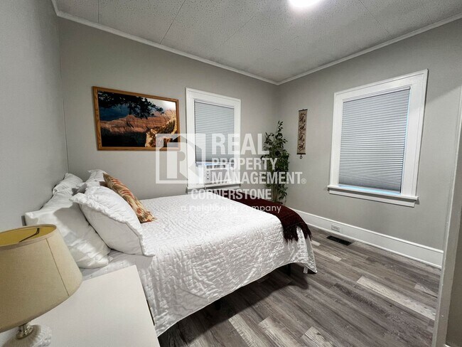 Building Photo - Cozy 2-Bedroom Near WMU & Downtown Kalamazoo!
