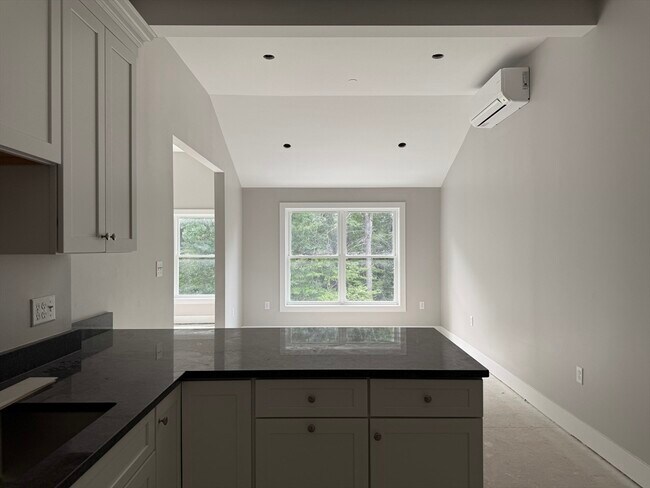 Building Photo - 251 Sladen St