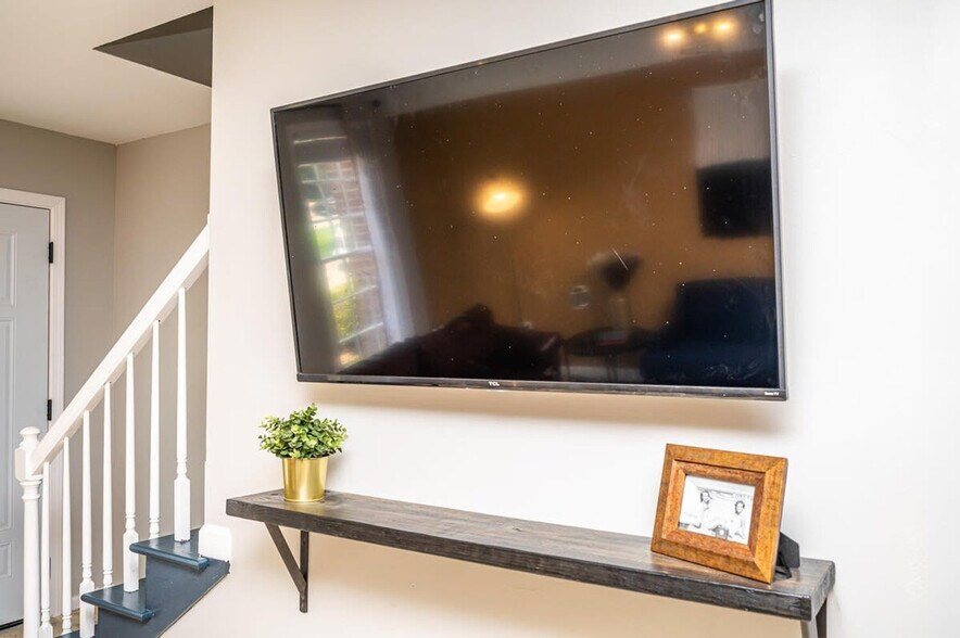 Building Photo - 1283 Sweet Pine Dr