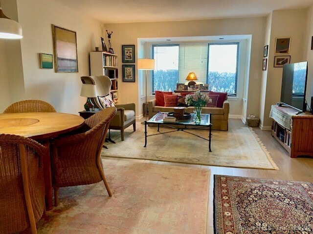 Building Photo - 350 Grovers Ave