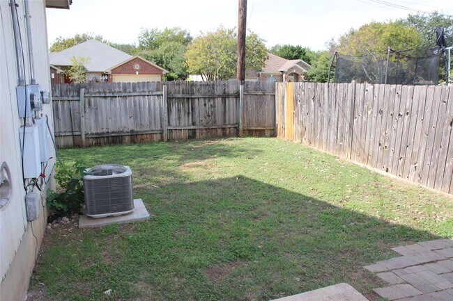 Building Photo - 627 Luther Dr