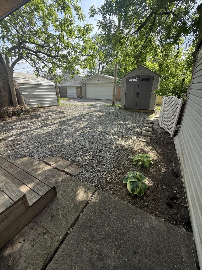 Building Photo - 2 bedroom, 1 bathroom House deep in the heart of the Highlands.